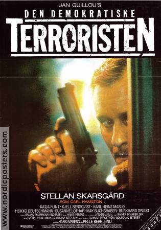 Den demokratiske terroristen 1992 poster Stellan Skarsgård Katja Flint Burkhard Driest Per Berglund Hitta mer: Hamilton Text: Jan Guillou Vapen Poliser Agenter