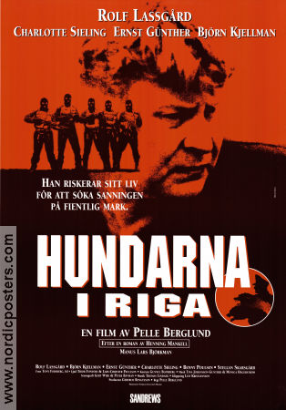 Hundarna i Riga 1995 poster Rolf Lassgård Björn Kjellman Benny Poulsen Pelle Berglund Text: Henning Mankell Hitta mer: Kurt Wallander Hitta mer: Skåne Poliser