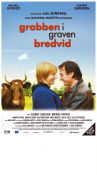 Grabben i graven bredvid 2002 poster Michael Nyqvist Elisabet Carlsson Annika Olsson Kjell Sundvall Romantik