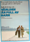 Världen är full av barn 1980 poster Karen-Lise Mynster Jesper Christensen Kurt Ravn Aase Schmidt Danmark Strand Barn